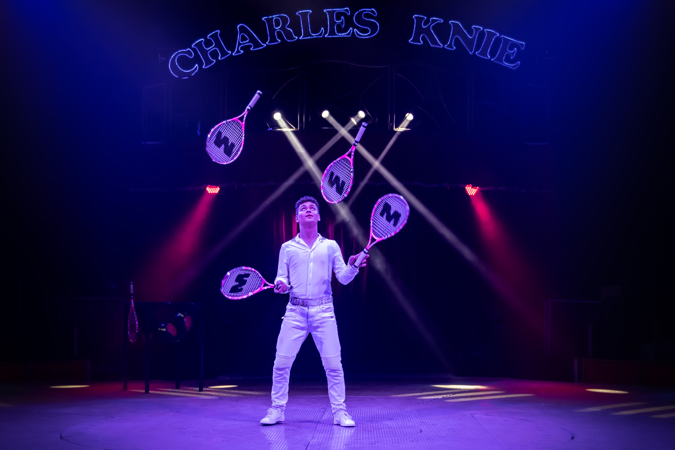© Circus Charles Knie Ein Jongleur jongliert mit vier Tennisschlägern