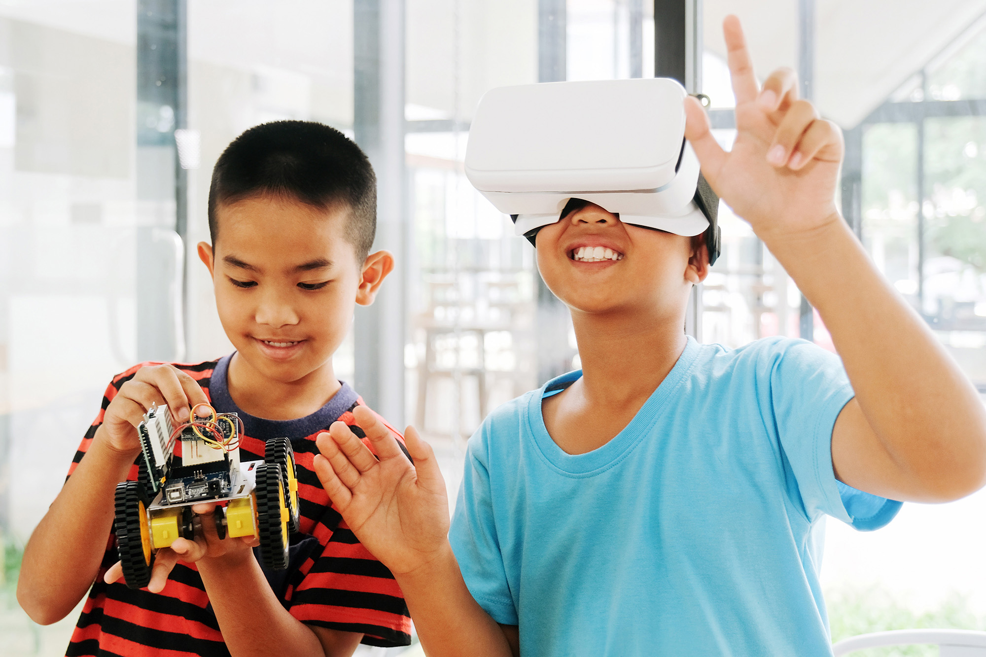 Zwei Kinder testen eine Virtual Reality-Brille