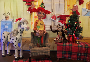 © Marionettentheater Stromboli Szenenbild aus dem Stück "Pippi plündert den Weihnachtsbaum"