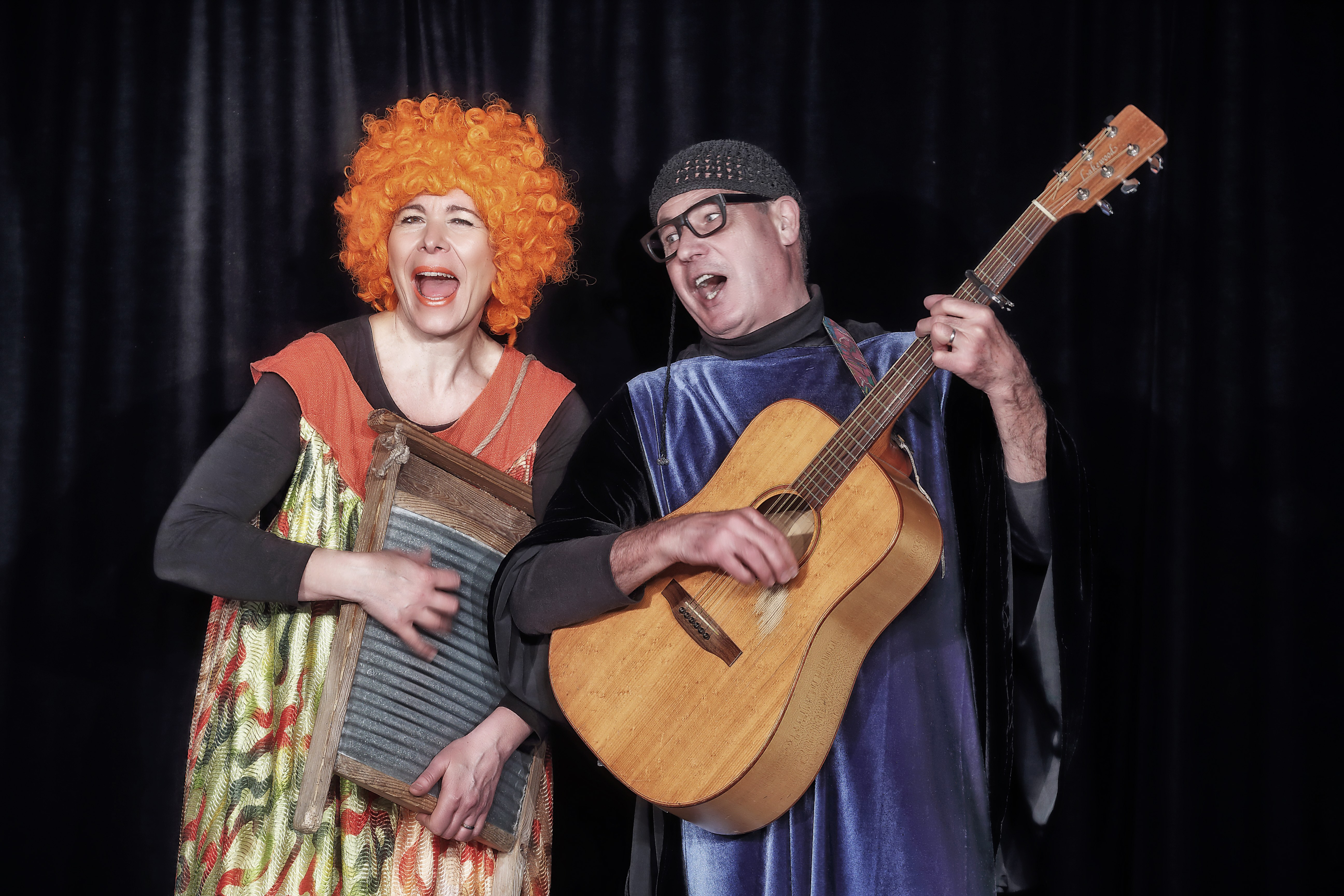 © KKT Beate Armbruster Ein Mann und eine Frau sind verkleidet und singen. Der Mann spielt Gitarre.
