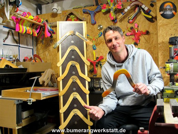 Andreas in seiner Bumerang-Werkstatt mit einigen Bumerangs