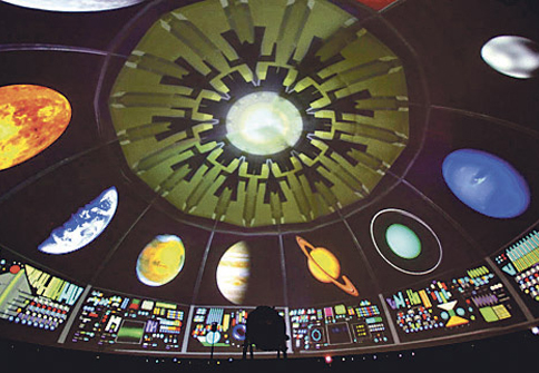 Foto Planetarium Stuttgart Blick in die Planetariumskuppel in der Planeten und andere Himelskörper kreisförmig angeordnet sind