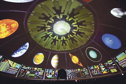Foto Planetarium Stuttgart Blick in die Planetarioumskuppel in der Planeten und andere Himelskörper kreisförmig angeordnet sind