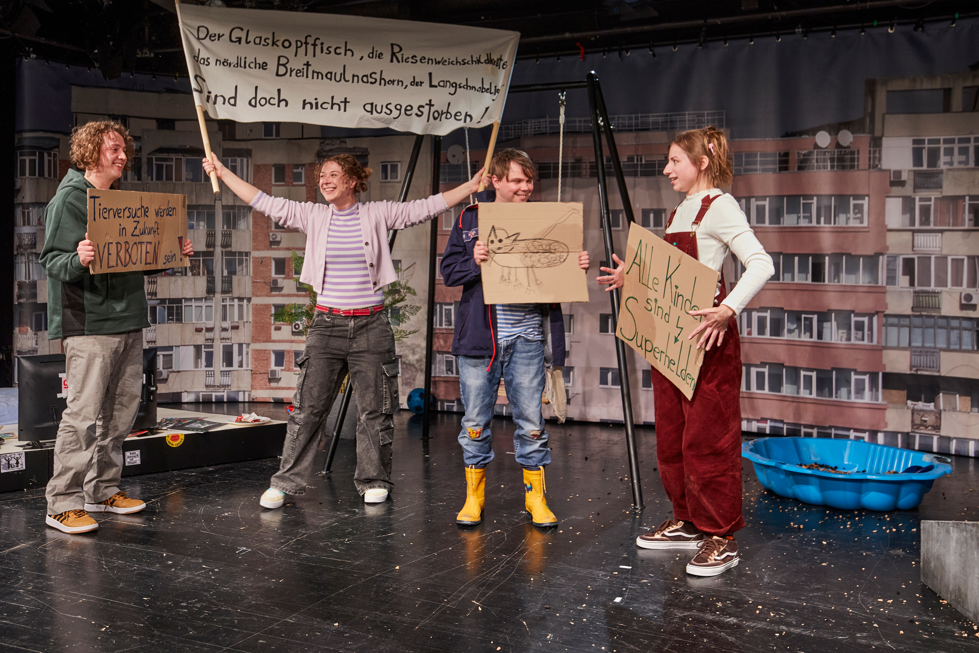 © Bernd Eidenmüller/ Junge WLB Kinder mit Demo-Schildern.