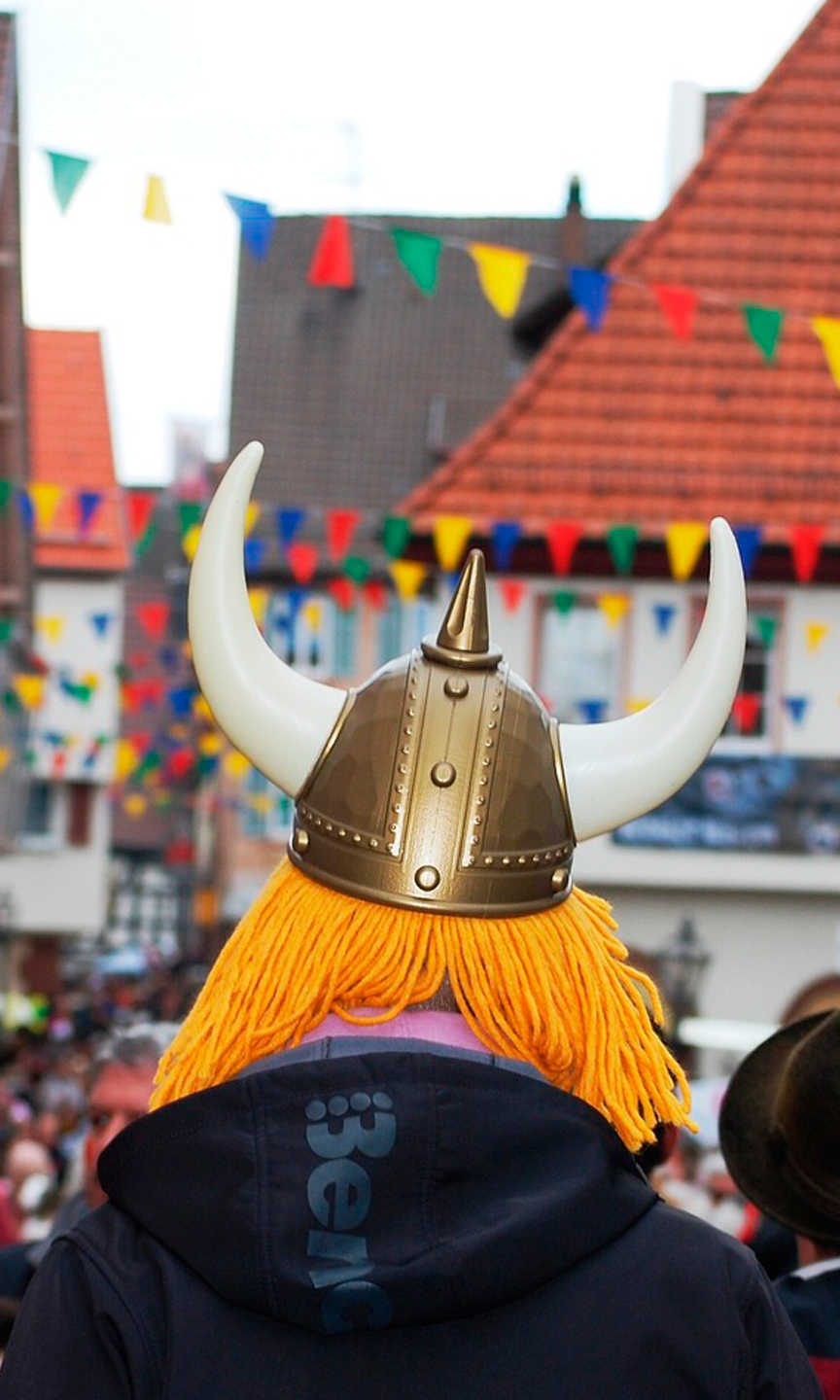 © Pixabay Man sieht einen Mann von hinten, der einen Wikinger-Helm trägt.
