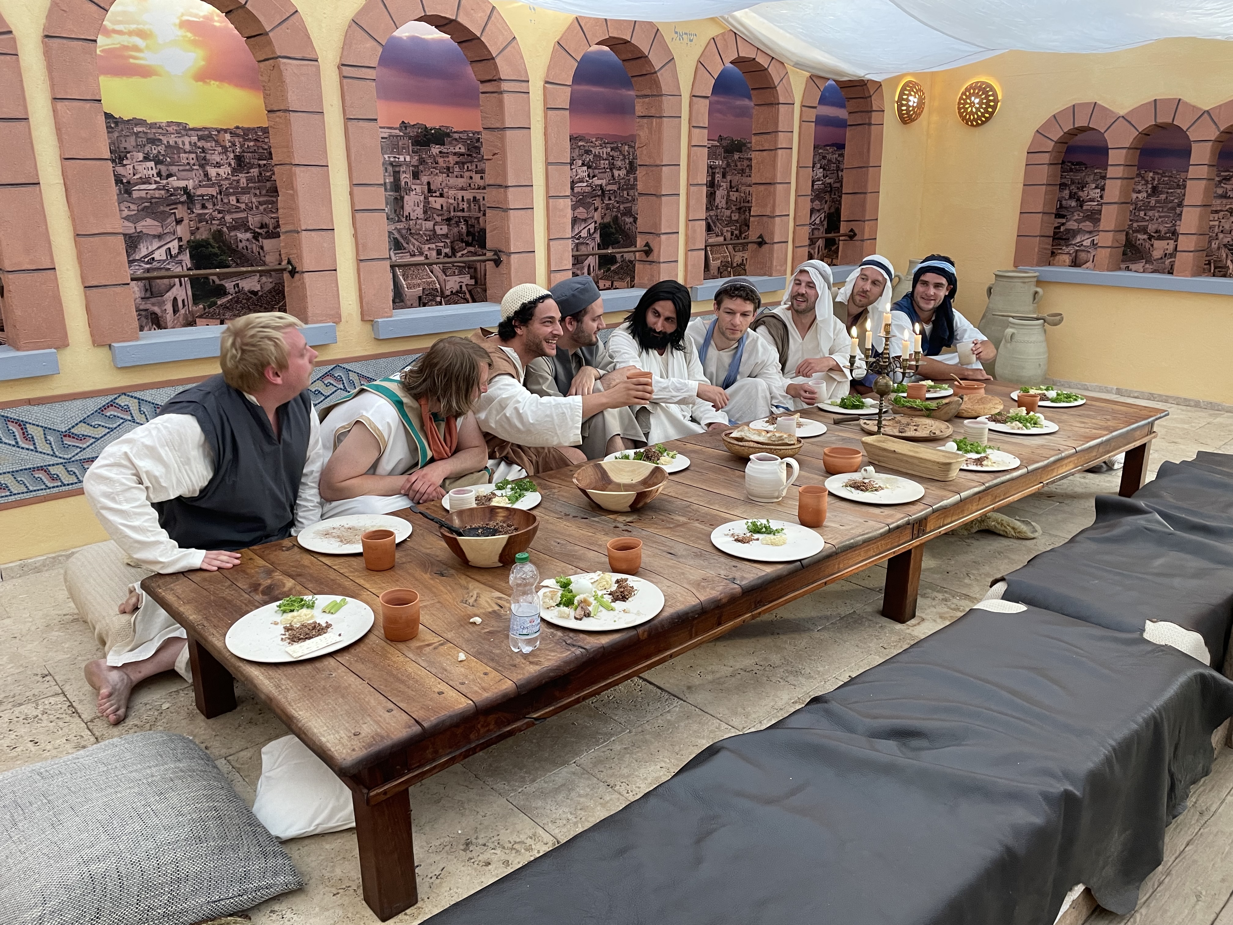 © Ostergarten Stuttgart Schauspieler sitzen an einem Tisch und stellen das Abendmahl dar