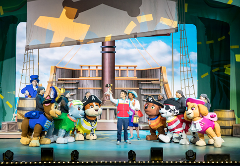 Foto: © musiccircus Aufführung der PawPatrol Show: übergroße Welpen-Figuren und Menschen als Piraten verkleidet