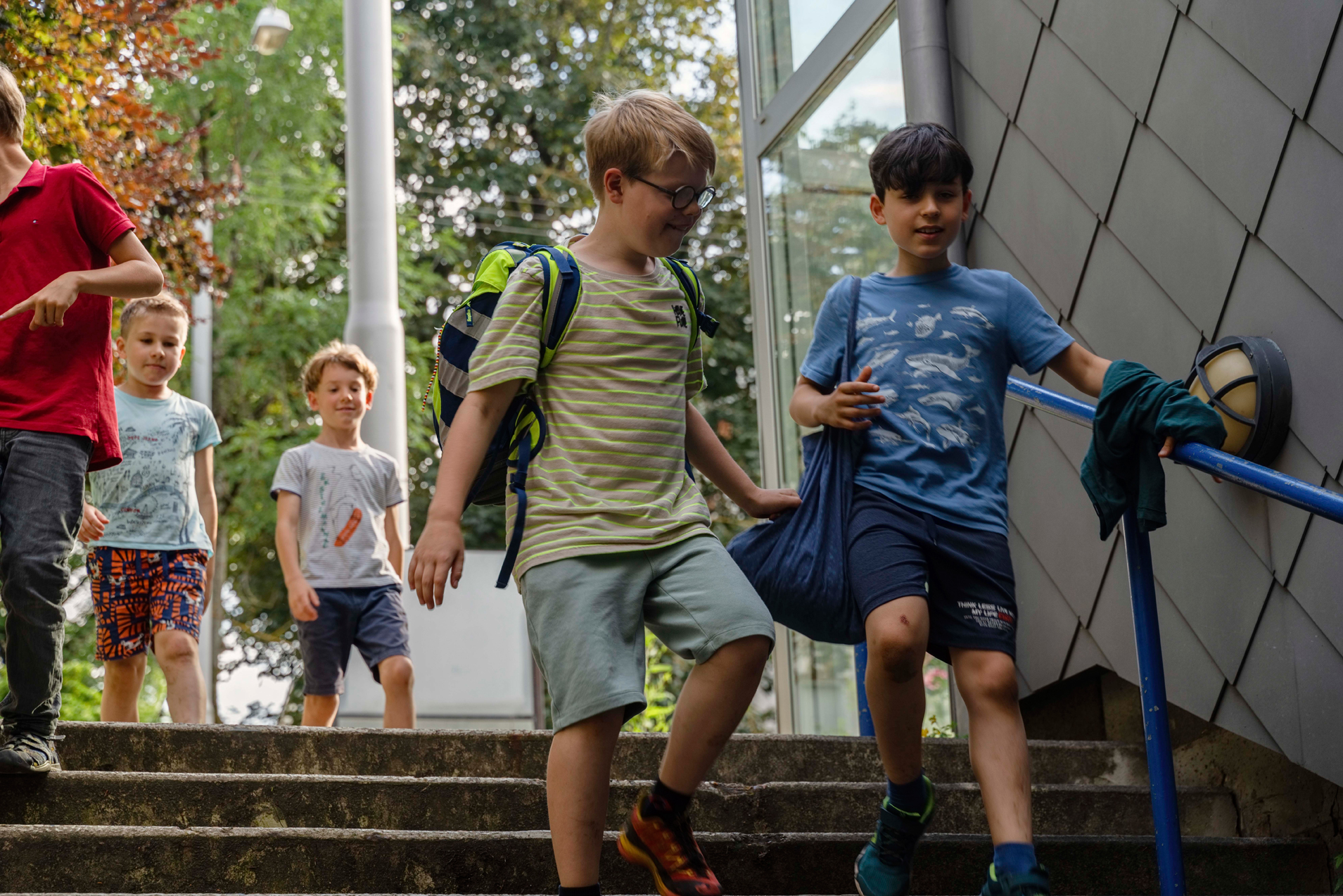 Mehrere Jungen, die eine Treppe hinuntergehen.