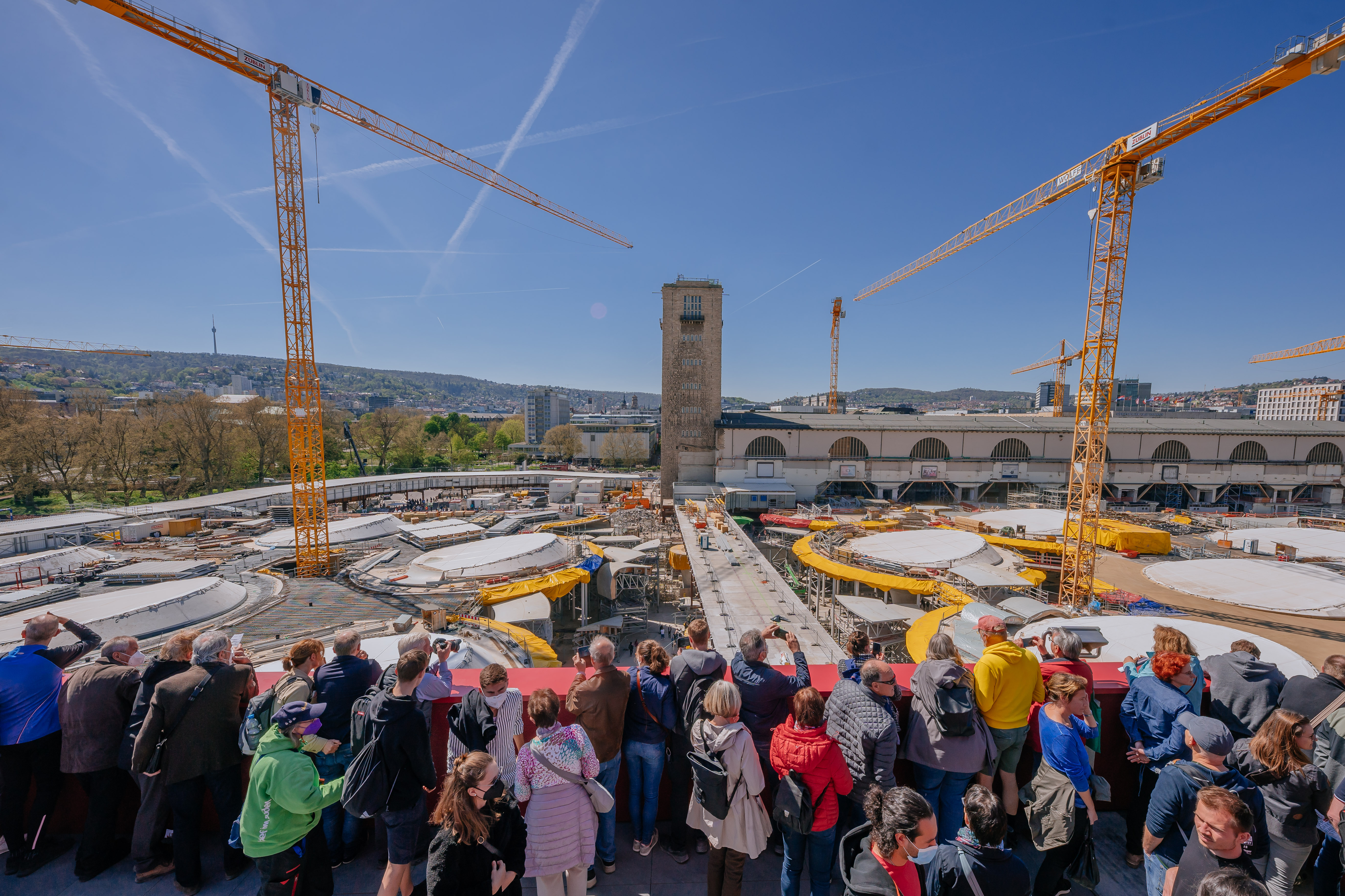 © Thomas Niedermüller Menschen stehen auf einer Erhöhung und schauen auf die Baustelle vom Bahnprojekt Stuttgart 21