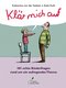 Auf dem Bild sieht man das Cover des Buches "Klär mich auf". Es zeigt einen kleinen, blonden Jungen, der auf einem weißen Stuhl steht. Im gegenüber steht ein Erwachsener. Der Junge zeigt auf den Mann und sagt "Klär mich auf".