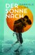Das Cover des Buches „Der Sonne nach“ zeigt die Silhouette von zwei Jungen am Meer, der eine trägt den anderen huckepack. Eine große orange Sonne befindet sich in der Mitte des Covers.