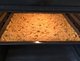 Das Bild zeigt einen Blechkuchen im Ofen.