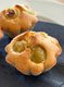 Goldgelbe Muffins mit Weintrauben.