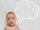 Baby vor einem grauen Hintergrund. Recht daneben befindet sich eine Gedankenblase mit Zeichnungen darin z.B. ein Schnuller und die Sonne.