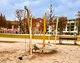 Spielgeräte auf einem Spielplatz in einer Sandgrube.