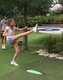 Ein Mädchen steht mit ausgestrecktem Bein da. Konzentriert versucht sie, den Ball ins Ziel zu befördern.