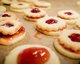 Zu sehen sind frisch gebackene Plätzchen mit Marmeladenfüllung.