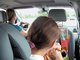 eine Familie fährt in den Urlaub