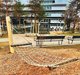Große Hängematte auf einem Spielplatz.
