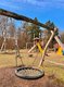 Große Netzschaukel auf einem Spielplatz.