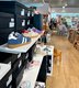 Einblick in das Ladengeschäft. Regale mit Kinderschuhen.