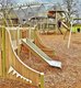 Dinospielplatz im Rosensteinpark. Spielgerüst sieht aus wie ein Dinosaurier.