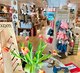 Einblick in das Ladengeschäft. Regale mit Kinderschuhen.