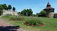Das Bild zeigt den großen Turm der Esslinger Burg, und den Garten davor
