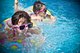 Zwei Mädchen mit Schwimmreifen in einem Schwimmbad
