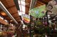 Markthalle in Colmar. Waren hängen überall herum.