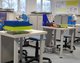 Zu sehen ist ein modern eingerichtetes Klassenzimmer mit Bürostühlen.