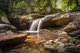 Ein Wasserfall im Wald.