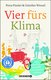 Das weiße Cover des Buches „Vier fürs Klima“ bildet viele farbige Silhouetten ab wie beispielsweise Menschen, Autos etc. Der Buchtitel steht in mehreren Farben in der oberen Hälfte des Buchcovers.