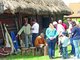 Mehrere Menschen stehen am Keltischen Sonntag vor einer alten Hütte im Keltenmuseum Hochdorf und schauen einem Schausteller, der dort arbeitet, bei seinem Handwerk zu.
