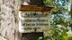Zu sehen ist ein Infoschild, das an einen Baum geschraubt wurde und das darauf hinweist, dass das Gebiet unter Naturschutz steht.