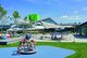 Auf dem Foto sieht man den Außenbereich des Kinderbereiches im Freibad F3 im Fellbach, auf dem mehrere Kinder in Badekleidung spielen und toben.