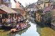 Bootfahren auf einem Kanal durch die historische Innenstadt.
