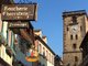 Fachwerkhäuser und Kirchturm in der Stadt Ribauville.
