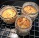 Auf dem Bild sind drei Kuchen im Glas zu sehen, die auf einem Rost abkühlen.
